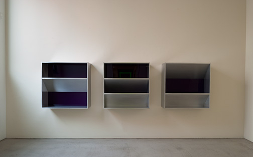 Donald Judd / Donald Judd Untitled (82-12)  1982 100 x 100 x 32 cm aluminium and purple plexiglass (3 parts)
