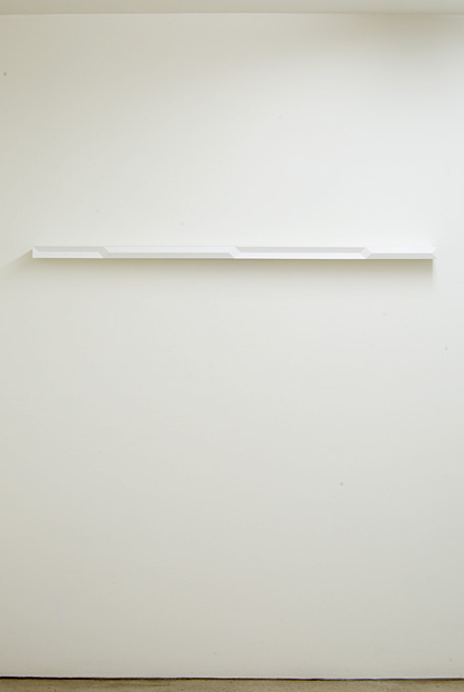 Andreas Christen / Ohne Titel  1995  4 x 136 x 8 cm Holz, weiss gespritzt