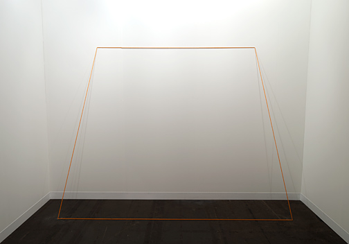 Fred Sandback / Fred Sandback Untitled (Trapez) 1968 203,2 x 274,3 cm Orange, elastische Kordel
