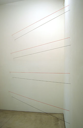 Fred Sandback / Untitled (Sculptural Study, Eight-part Horizontal Corner Construction) ca. 1972/2007 342.9 x 348 x 165 cm red and black acrylic yarn FLS2541