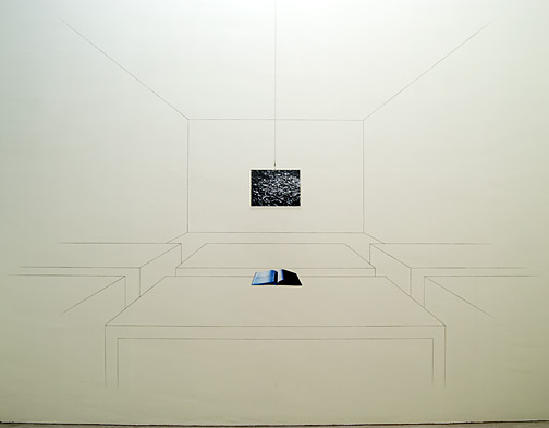 Giulio Paolini / Aula di disegno (Happy Days)  2006  Dimensionen variabel Fotografie, Digitalprint, Plexiglasplatte, schwarzer Bleistift, Bleistift und Collage auf der Wand